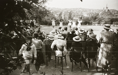 Magyarország, Budapest XII., Bíró utca 16., ünnepség az Uj Iskola udvarán. Távolban a Szilágyi Erzsébet (Olasz) fasor és a Rózsadomb házai., 1938, Ebner, Budapest, Fortepan #83949