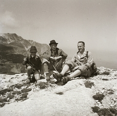 Ausztria, Schneeberg, kilátás a Waxriegelről a Fischerhütte felé., 1939, Ebner, kalap, kirándulás, bricsesz, hátizsák, kilátás, szikla, túrabakancs, sziklán ülni, Fortepan #83977