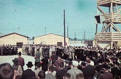 Szerbia, Belgrád, a Besszarábiából menekített német nemzetiségűek átmeneti tábora a német küldöttség látogatásakor., 1940, Fortepan, színes, menekült, Fortepan #84034