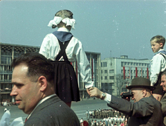 Magyarország, Budapest XIV., Ötvenhatosok tere (Sztálin tér), május 1-i felvonulás. Hidas István, Rákosi Mátyás, Dobi István a dísztribünön., 1955, Fortepan, színes, felvonulás, május 1, kisdobos, tribün, Budapest, masni, távcső, Fortepan #84057