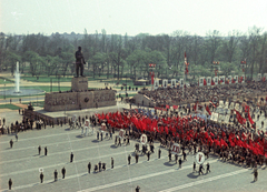 Magyarország, Budapest XIV., Ötvenhatosok tere (Sztálin tér), május 1-i felvonulás, Sztálin szobor., 1955, Fortepan, színes, május 1, Budapest, politikai dekoráció, Sztálin ábrázolás, római számok, Fortepan #84062