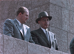 Magyarország, Budapest XIV., Ötvenhatosok tere (Sztálin tér), május 1-i felvonulás. Szalai Béla és Gerő Ernő a dísztribünön., 1955, Fortepan, híres ember, színes, május 1, miniszter, Budapest, politikus, Fortepan #84067