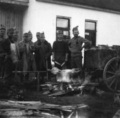 1914, Lőw Miklós, First World War, soldier, goulash cannon, akimbo, kitchenware, pig roasting, Fortepan #84093