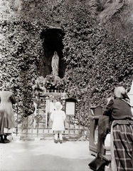 Slovakia, Bratislava, Mély út (Hlboká cesta), Havas Boldogasszony kegyhelye, Lourdes-i barlang., 1909, Zichy, Catholic Church, prayer, kneeling, Virgin Mary-portrayal, Fortepan #84137