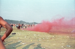 Hungary, Pusztavacs, 1984. augusztus 4-5., Békefesztivál. Az első napi rock koncerten történt tömegoszlatás után., 1984, Révai József, colorful, smoke bomb, Fortepan #84211