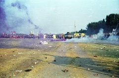 Hungary, Pusztavacs, 1984. augusztus 4-5., Békefesztivál. Az első napi rock koncerten történt tömegoszlatás után., 1984, Révai József, colorful, smoke bomb, Fortepan #84217