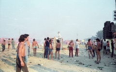 Hungary, Pusztavacs, 1984. augusztus 4-5., Békefesztivál. Az első napi rock koncerten történt tömegoszlatás után., 1984, Révai József, colorful, half-naked, stage, Fortepan #84220