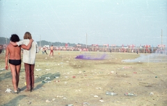 Hungary, Pusztavacs, 1984. augusztus 4-5., Békefesztivál. Az első napi rock koncerten történt tömegoszlatás után., 1984, Révai József, colorful, smoke bomb, smoke grenade, striped dress, Fortepan #84221