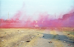 Hungary, Pusztavacs, 1984. augusztus 4-5., Békefesztivál. Az első napi rock koncerten történt tömegoszlatás után., 1984, Révai József, colorful, smoke bomb, Fortepan #84222