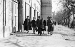 Magyarország, Jászberény, Lehel vezér (Sztálin) tér a Járásbíróság előtt., 1950, Morvay Kinga, Morvay Lajos, utcakép, járókelő, Fortepan #84297