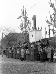 Magyarország, Jászberény, Lehel vezér tér, a május 1-i ünnepség dísztribünje., 1964, Morvay Kinga, Morvay Lajos, felvonulás, május 1, Fortepan #84347