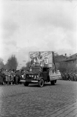 Magyarország, Jászberény, Lehel vezér tér, május 1-i felvonulás., 1960, Morvay Kinga, Morvay Lajos, reklám, teherautó, Csepel-márka, felvonulás, május 1, Csepel B-350/D-350, pódiumautó, Fortepan #84352