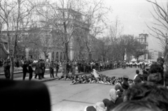 Magyarország, Jászberény, Lehel vezér tér, május 1-i felvonulás, háttérben a Nagyboldogasszony-templom., 1964, Morvay Kinga, Morvay Lajos, felvonulás, május 1, élőkép, Fortepan #84353