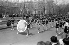 Magyarország, Jászberény, Lehel vezér tér, május 1-i felvonulás., 1964, Morvay Kinga, Morvay Lajos, felvonulás, május 1, Világifjúsági és Diáktalálkozó, Fortepan #84354