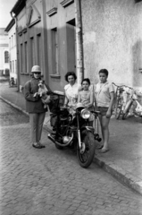 Magyarország, Jászberény, Táncsics Mihály utca a Bercsényi út felé nézve., 1960, Morvay Kinga, Morvay Lajos, kutya, motorkerékpár, bukósisak, Fortepan #84360