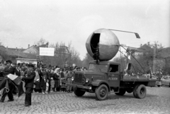 Magyarország, Jászberény, Lehel vezér tér, május 1-i felvonulás., 1960, Morvay Kinga, Morvay Lajos, Csepel-márka, felvonulás, május 1, Csepel B-350/D-350, parabola antenna, pódiumautó, Fortepan #84376