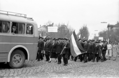 Magyarország, Jászberény, Lehel vezér tér, május 1-i felvonulás., 1960, Morvay Kinga, Morvay Lajos, autóbusz, felvonulás, május 1, napszemüveg, Fortepan #84377