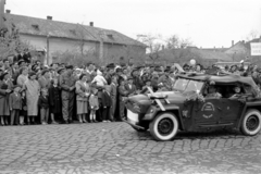 Magyarország, Jászberény, Lehel vezér tér, május 1-i felvonulás., 1960, Morvay Kinga, Morvay Lajos, felvonulás, május 1, automobil, Skoda 1101 VO/P Colonial, pódiumautó, Fortepan #84381