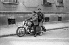 Magyarország, Jászberény, Táncsics Mihály utca 10., 1961, Morvay Kinga, Morvay Lajos, motorkerékpár, IZS-márka, Fortepan #84395