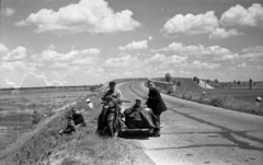 Magyarország, a 7-es főút Agárd és Dinnyés határán., 1955, Morvay Kinga, Morvay Lajos, oldalkocsis motorkerékpár, pihenés, felhő, Fortepan #84408