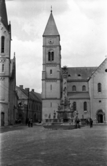 Magyarország, Veszprém, Szentháromság tér, balra a Szent István ferences templom, jobbra a Szentháromság-szobor mögött a Szent Mihály-székesegyház., 1960, Morvay Kinga, Morvay Lajos, templom, utcakép, életkép, szentháromság szobor, Fortepan #84420