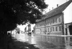 Horvátország, Vinkovce, az ulica bana Josipa Jelačića a Trg bana Josipa Šokčevića felől az Istarska ulica felé nézve., 1960, Morvay Kinga, Morvay Lajos, utcakép, fogat, konflis, Fortepan #84428