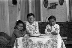 Magyarország, Jászberény, Táncsics Mihály utca 1., 1956, Morvay Kinga, Morvay Lajos, fonott szék, gyerekek, torta, születésnap, Fortepan #84463