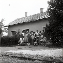 Magyarország, Jászdózsa, Nagyhalom vasúti megállóhely., 1960, Morvay Kinga, Morvay Lajos, csoportkép, napszemüveg, aktatáska, retikül, vasútállomás, kézitáska, helységnév tábla, Fortepan #84477