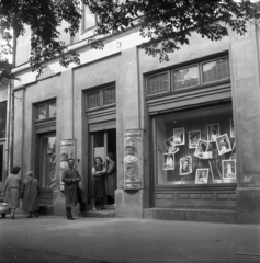 Magyarország, Jászberény, Lehel vezér tér 16., az egykori Pannónia szálló épülete. Az Általános Műszerész KTSz. fényképész részlege., 1958, Morvay Kinga, Morvay Lajos, kirakat, fényképész, Fortepan #84486