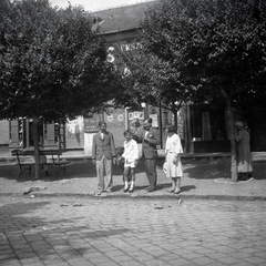 Magyarország, Jászberény, Lehel vezér (Apponyi) tér 19., udvarában Zsák Jenő fényképész műtermével., 1936, Morvay Kinga, Zsák Jenő, fotószaküzlet, Fortepan #84495