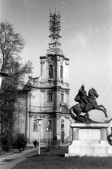 Hungary, Jászberény, Lehel vezér tér, a Jász huszárok első világháborús emlékműve (Pongrácz Szigfrid, 1926.), mögötte a Nagyboldogasszony-templom, melynek tornyán az 1956-os sérüléseket állítják helyre., 1969, Morvay Kinga, Morvay Lajos, Fortepan #84502