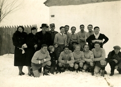 Croatia, Vinkovci, a város futballcsapata., 1943, Morvay Kinga, Morvay Lajos, winter, snow, soccer team, squatting, kneeling, Fortepan #84508