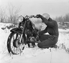 Magyarország, Nagykálló, helyi MHSZ sportolók motoros edzése az Összetett Honvédelmi Versenyre., 1968, MHSZ, tél, hó, motorkerékpár, Danuvia 125, Fortepan #84555