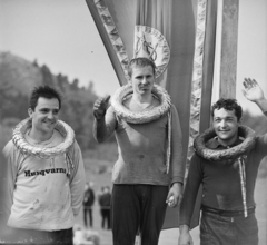 Hungary, Budaörs, Farkashegyi katlan, az Újpesti Dózsa nemzetközi motocross versenye 250 köbcentiméteres kategóriájának eredményhirdetése, balra Gál Tibor (3.), középen Joachim Heimhold (NDK, győztes), jobbra Mohácsi Jenő (2.)., 1969, MHSZ, sportsperson, announcement of results, Husqvarna-brand, winner's wreath, Fortepan #84559