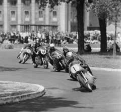 Magyarország, Népliget, Budapest X., Nemzetközi motorverseny résztvevői. Háttérben a Vajda Péter út - Könyves Kálmán körút sarok., 1967, MHSZ, motorkerékpár, verseny, motorverseny, Budapest, Fortepan #84571