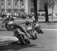 Magyarország, Népliget, Budapest X., Nemzetközi motorverseny résztvevői. Háttérben a Vajda Péter út - Könyves Kálmán körút sarok., 1967, MHSZ, motorkerékpár, verseny, motorverseny, Budapest, Fortepan #84572