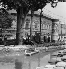 Magyarország, Szeged, Tisza-part a Tisza Lajos körút torkolatánál. 1970. tavaszi árvíz., 1970, MHSZ, Lenin-ábrázolás, hirdetőoszlop, árvíz, homokzsák, Fortepan #84573