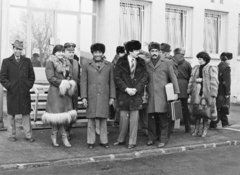 Magyarország, Ferihegyi (ma Liszt Ferenc) repülőtér, Budapest XVIII., kormányváró, középen bundában Farkas Bertalan űrhajós, mellette balra Arnaldo Tamayo Méndez kubai űrhajós., 1983, MHSZ, szocializmus, bunda, repülőtér, kucsma, csizma, Budapest, irhakabát, diplomatatáska, Fortepan #84613