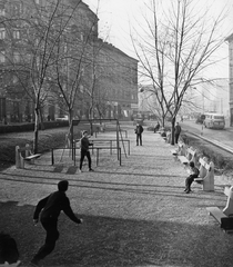 Magyarország, Budapest I.,Budapest II., játszótér a Hattyú utca - Csalogány utca találkozásánál., 1968, Magyar Hírek folyóirat, játszótér, autóbusz, Ikarus 55, focilabda, Budapest, Fortepan #84629