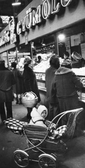 Hungary, Budapest IX., Fővám (Dimitrov) tér, Központi Vásárcsarnok., 1976, Magyar Hírek folyóirat, baby carriage, greengrocer, market hall, neon sign, Budapest, Fortepan #84637