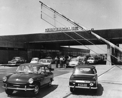 Magyarország, Hegyeshalom, határátkelő., 1967, Magyar Hírek folyóirat, német gyártmány, Renault-márka, Volkswagen-márka, francia gyártmány, sorompó, határállomás, automobil, Volkswagen Typ3, rendszám, Renault 10, határőrség, helységnév tábla, országjelzés, taxi, FSO Warszawa, Fortepan #84647