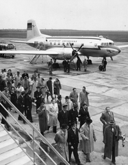 Magyarország, Ferihegyi (ma Liszt Ferenc) repülőtér, Budapest XVIII., a felvétel a Deutsche Lufthansa újonnan indított Berlin-Prága-Budapest-Szófia járata első, DDR-ABL jelű szovjet gyártmányú Il-14P repülőgépének érkezésekor készült 1956. május 13-án., 1956, Magyar Hírek folyóirat, repülőgép, Lufthansa légitársaság, repülőtér, Iljusin-márka, Iljusin IL-14, Budapest, reptéri lépcső, reptéri busz, Fortepan #84661