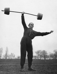 Magyarország, Rózsavölgyi István olimpiai bronzérmes középtávfutó edzésen súlyt emel., 1961, Magyar Hírek folyóirat, súlyemelés, melegítő, sportoló, Fortepan #84662