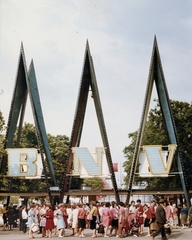 Magyarország, Városliget,Budapesti Nemzetközi Vásár, Budapest XIV., főbejárat., 1967, Magyar Hírek folyóirat, színes, nemzetközi vásár, vásár, Budapest, Fortepan #84678