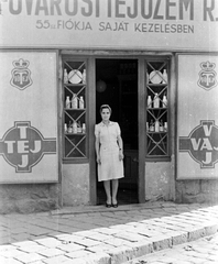 Hungary, Budapest, tejbolt., 1946, Fortepan, portrait, sign-board, employee, wrist watch, milk bottle, store display, headscarf, lady, dairy, summer dresses, Fortepan #8468