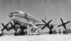 Magyarország, Ferihegyi (ma Liszt Ferenc) repülőtér, Budapest XVIII., a Le Bourget-i repülőkiállításra tartó Tu-114 nagy hatótávolságú utasszállító repülőgép budapesti leszállása 1959. június 5-én., 1959, Magyar Hírek folyóirat, szovjet gyártmány, repülőgép, életkép, repülőtér, Tupoljev-márka, Aeroflot légitársaság, Budapest, Tupoljev Tu-114, cirill írás, reptéri lépcső, Fortepan #84680