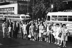 Magyarország, Budapest V., Erzsébet (Engels) tér, MÁVAUT autóbusz-pályaudvar., 1967, Magyar Hírek folyóirat, csoportkép, utcakép, MÁVAUT-szervezet, napszemüveg, Ikarus 55, retikül, buszpályaudvar, Budapest, Nyiri István-terv, Fortepan #84691