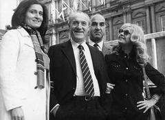 Egyesült Királyság,Skócia, Edinburgh, Kasza Katalin, Ferencsik János, Melis György és Házy Erzsébet, az Operaház művészei, háttérben a General Post Office épülete., 1973, Magyar Hírek folyóirat, híres ember, napszemüveg, operaénekes, nyaksál, Fortepan #84695