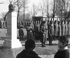 Magyarország, Pápa, Vaszari út, a katonai repülőtér parkja, Vlagyimir Mihajlovics Komarov szovjet űrhajós szobrának (Pándi Kiss János, 1968) avatása., 1968, Magyar Hírek folyóirat, egyenruha, emlékmű, katonaság, ünnepség, fegyver, fényképezőgép, fotózás, magyar katona, űrhajós, Vlagyimir Komarov-ábrázolás, gépfegyver, Kalasnyikov, Fortepan #84698