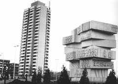 Magyarország, Szolnok, Jubileum tér, Gyurcsek Ferenc és Kampis Miklós alkotása a Tanúhegy (1975), a város 900 éves fennállásának emlékére készült. Balra a 24 emeletes toronyház., 1975, Fortepan, szobor, emlékmű, magasház, Fortepan #84723